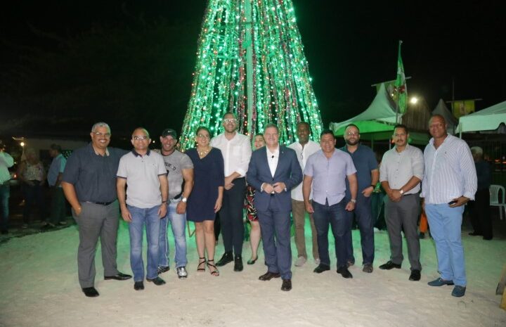  Lider di partido AVP Mike Eman y Januar Loefstop a cende kerstboom di Speransa